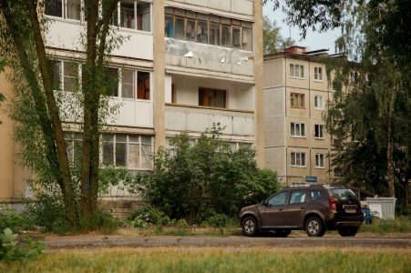 В Тверской области медведь прогулялся во дворе многоэтажного дома медведь