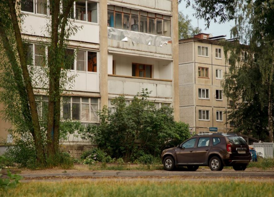 В Тверской области медведь прогулялся во дворе многоэтажного дома медведь