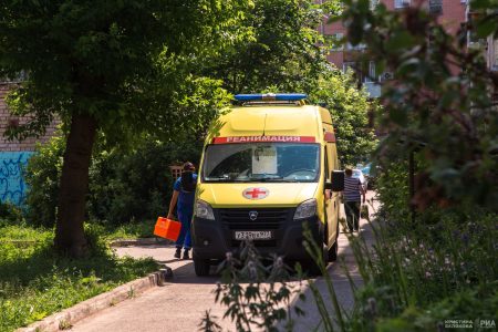 На трассе в Тверской области "Мерседес" врезался в ограждение ограждение