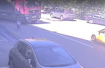 Водитель грузовика, врезавшегося в такси, спасал ребенка: появилось видео момента ДТП в Твери Водитель грузовика, врезавшегося в такси, спасал ребенка: появилось видео момента ДТП в Твери