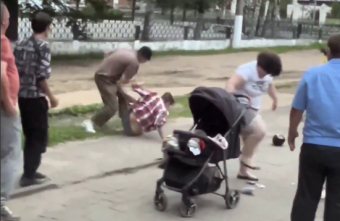 В Твери несколько пьяных людей напали на женщину в автобусе в автобусе