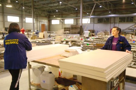 Подростки Тверской области могут получить первые трудовые навыки на крупном мебельном производстве