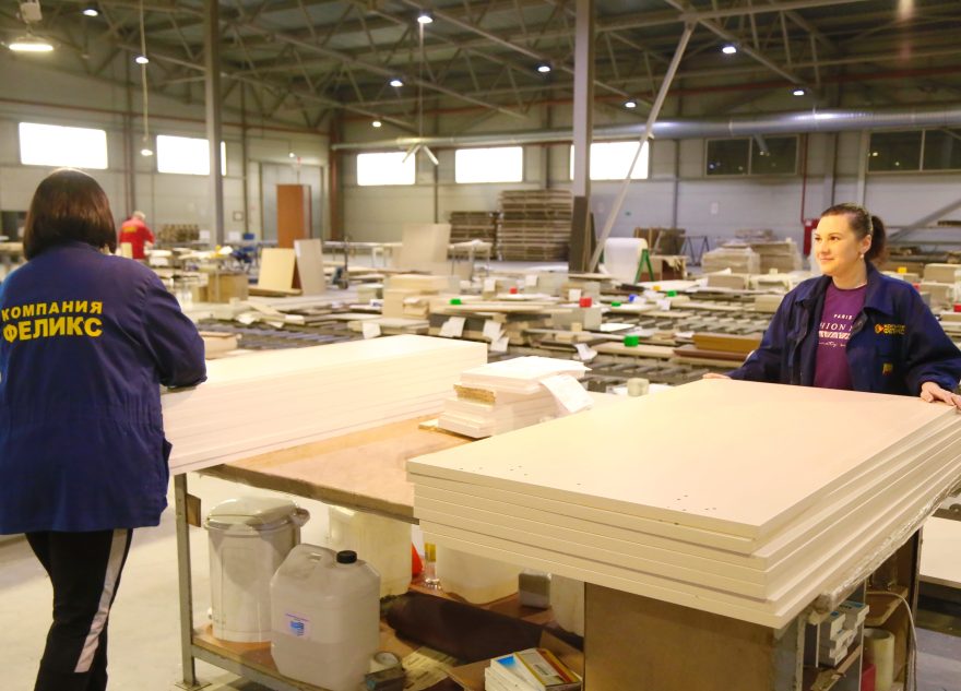 Подростки Тверской области могут получить первые трудовые навыки на крупном мебельном производстве