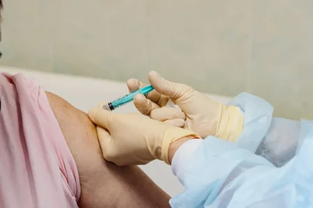 Первый испытатель вакцины "Спутник V" погиб спустя пять лет испытание вакцины