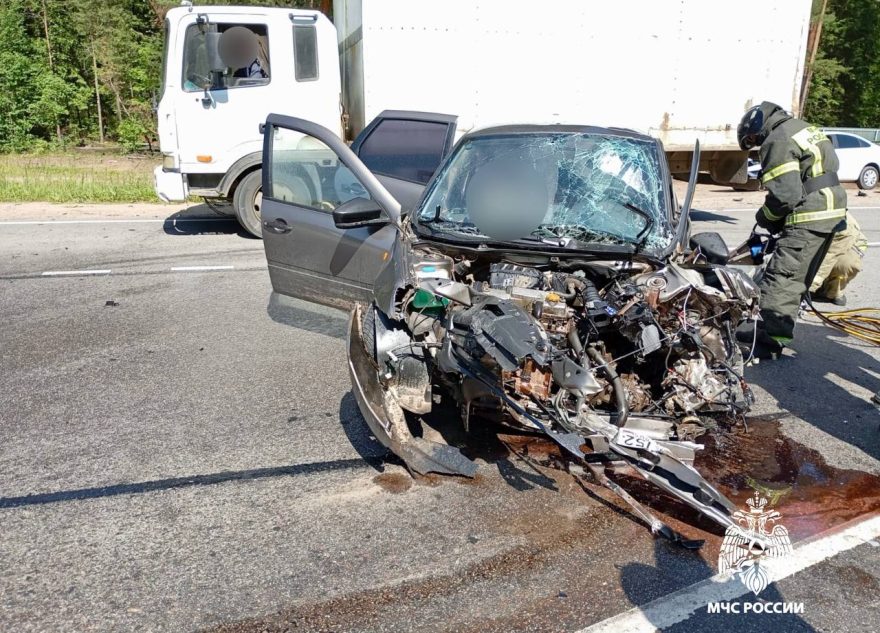 Спасатели из Тверской области деблокировали пострадавших после аварии автомобилей