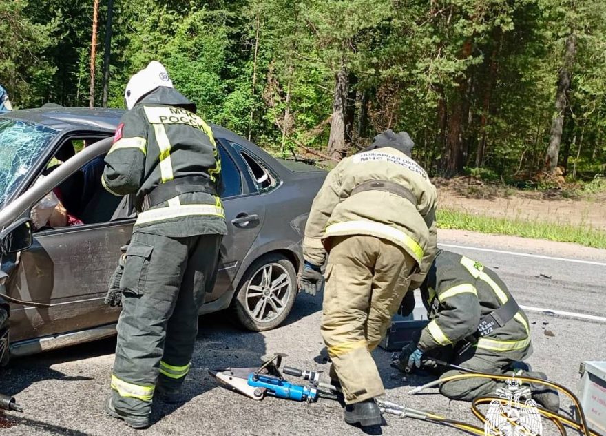 Спасатели из Тверской области деблокировали пострадавших после аварии пострадали