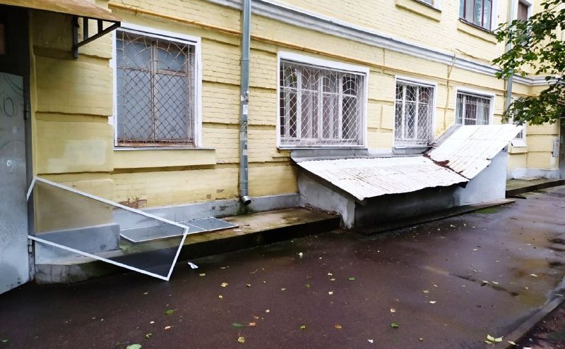 В Твери маленькая девочка выпала из окна третьего этажа выпала