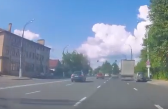 В Твери водитель легкового автомобиля попал в слепую зону фуре автомобиля