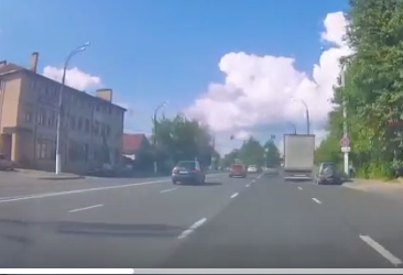 В Твери водитель легкового автомобиля попал в слепую зону фуре автомобиля
