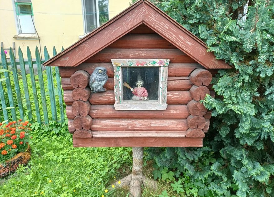 Волшебный колодец и избушка на курьих ножках замечены на улице Твери избы