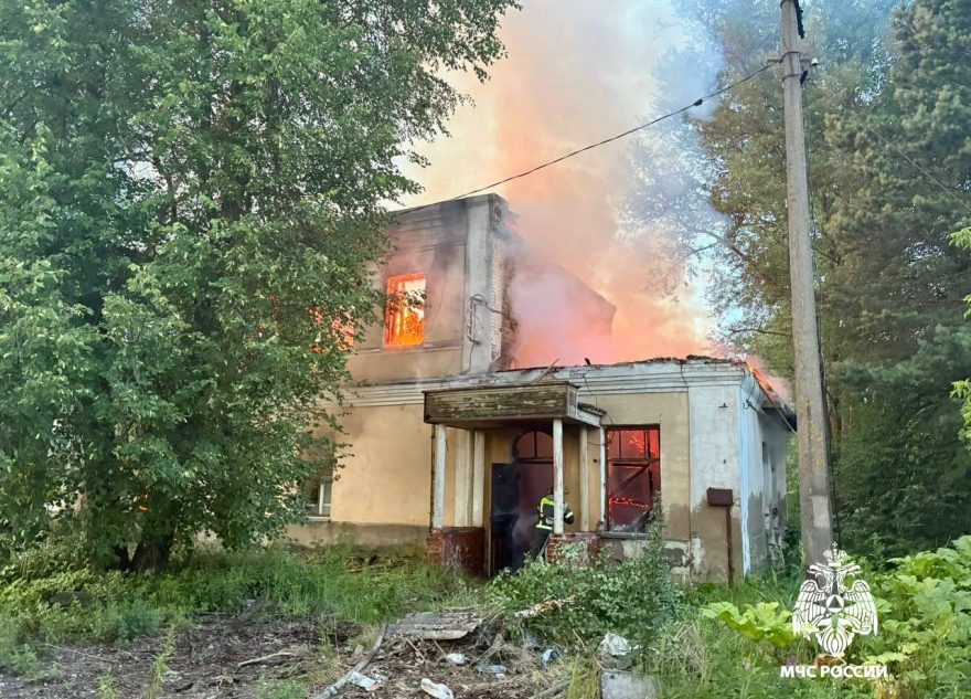 Спасатели быстро потушили пожар в заброшенном здании пожар