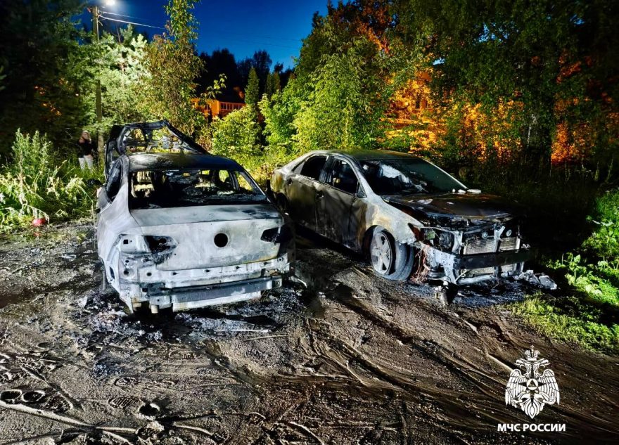 Ночью в Тверской области сгорели две иномарки