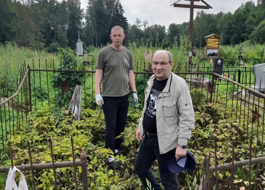 Поисковый отряд в Тверской области восстанавливает захоронение неизвестных летчиков захоронение