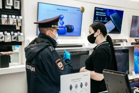 Тверские полицейские по горячим следам раскрыли кражу телефона из салона связи кражу