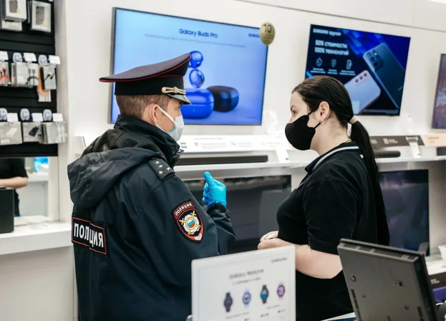 Тверские полицейские по горячим следам раскрыли кражу телефона из салона связи кражу