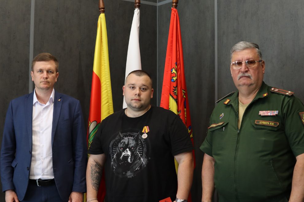 В Ржеве торжественно вручили медали двум участникам СВО