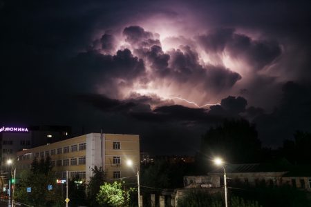 Зловещую грозу и ее последствия удалось запечатлеть на улице в Твери грозу