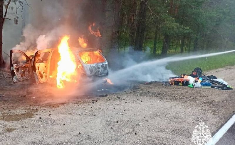 Огнеборцы Тверской области потушили загоревшийся легковой автомобиль огнеборцы