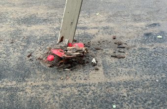 Травмоопасные качели на детской площадке в Твери стоят на трех опорах качель