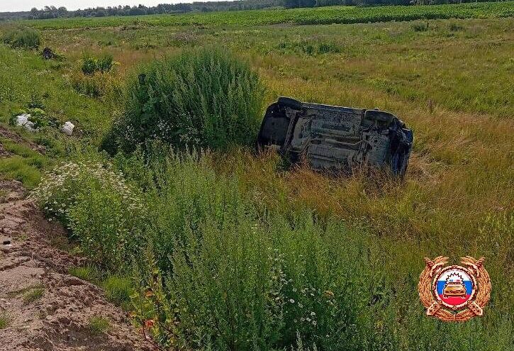 Молодая девушка на автомобиле съехала с дороги в кювет в Тверской области кювет