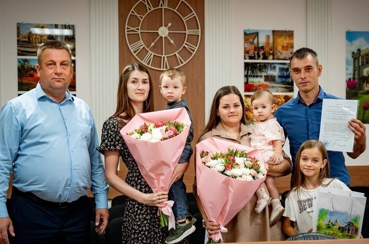 Две молодые семьи из Лихославля получили соцвыплату