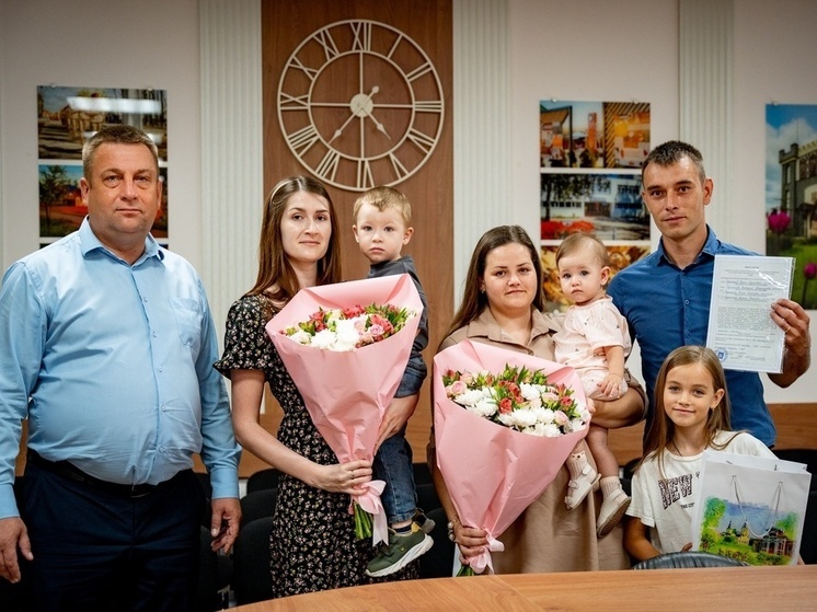 Две молодые семьи из Лихославля получили соцвыплату