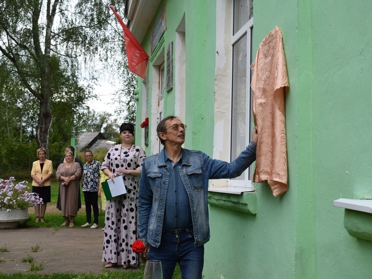В школе в Оленинском округе открыли мемориальную доску в честь погибшего на СВО выпускника