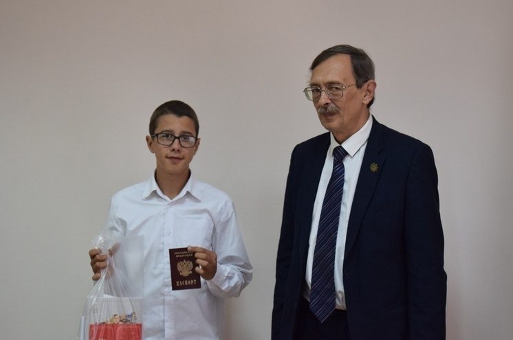 В Оленинском округе торжественно вручили первые паспорта подросткам