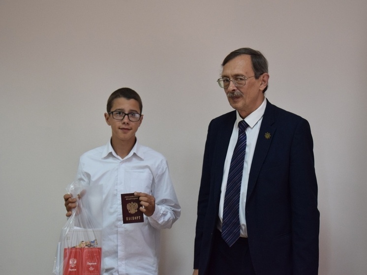 В Оленинском округе торжественно вручили первые паспорта подросткам