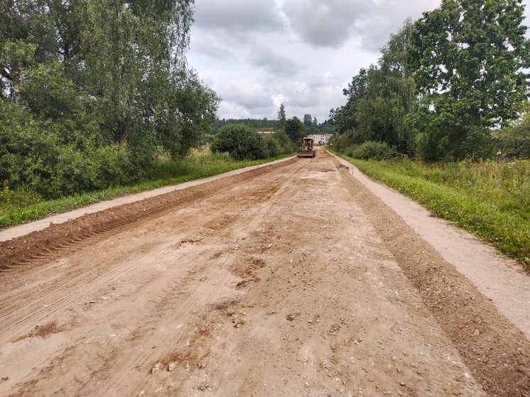 По поручению губернатора в Оленинском округе устраняются "разрывы" в асфальте