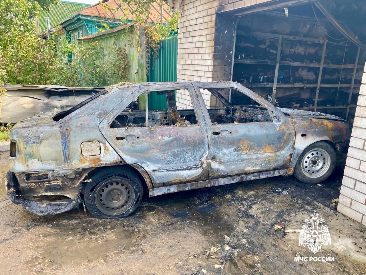 В Твери сгорели гараж и автомобиль
