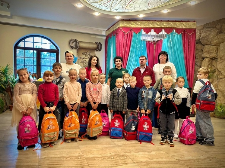 В Лихославле детям участников СВО вручили новые портфели