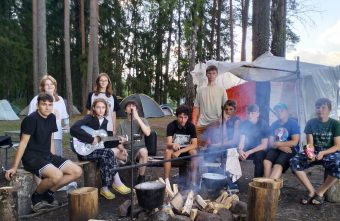 Школьники из Тверской области повторили традицию своих родителей ходить в поход