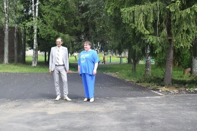 На новом плацу в школе в Оленино уложили асфальт На новом плацу в школе в Оленино уложили асфальт