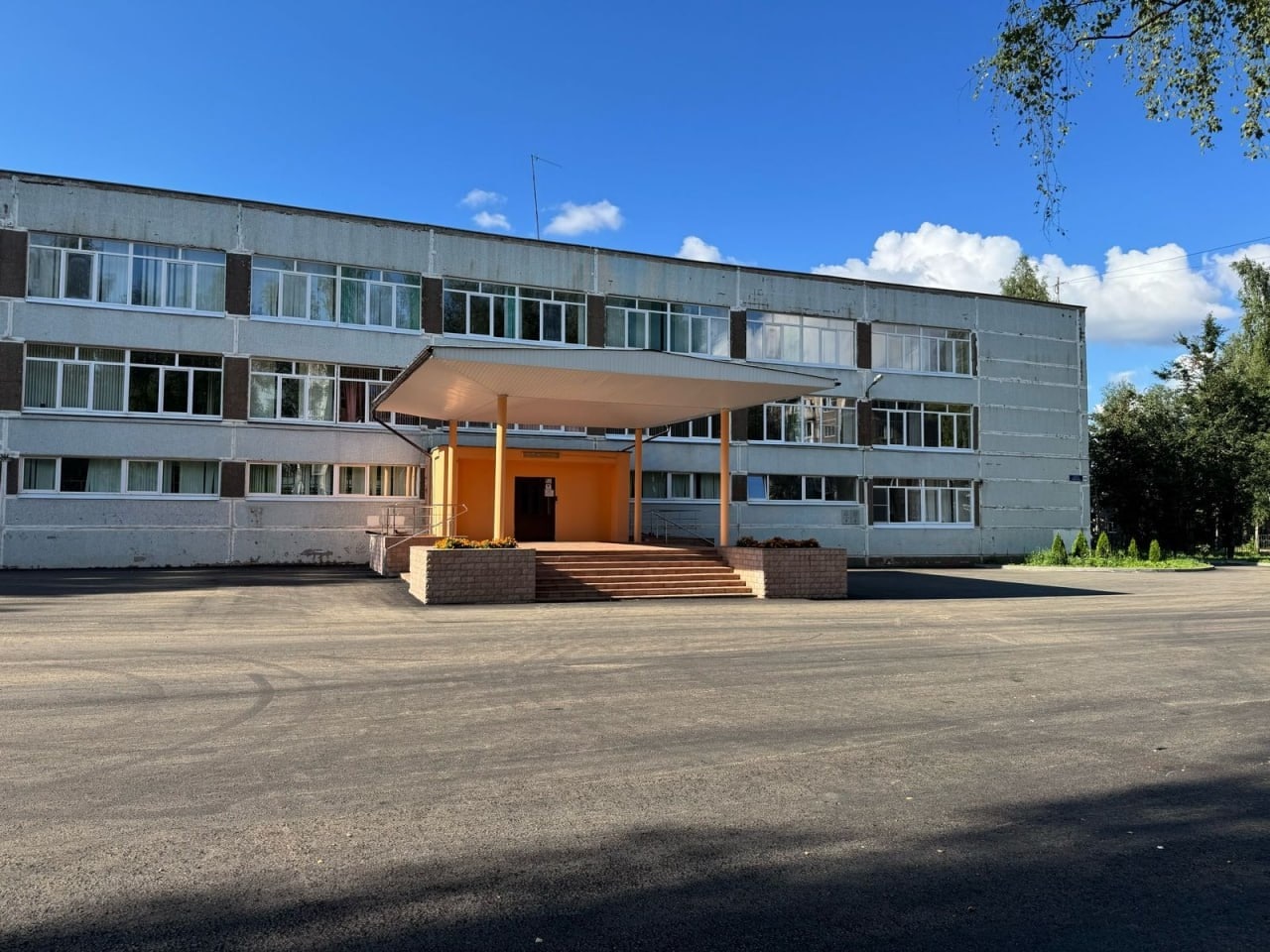 Новые плацы для школ: в Тверской области ремонтируют площадки для линеек и торжественных построений