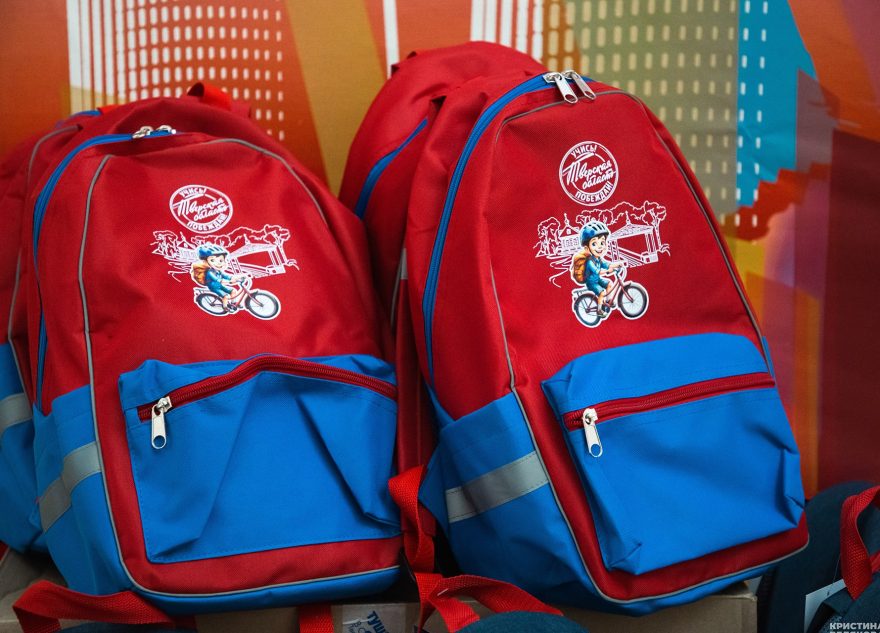 Первоклассникам Тверской области вручают портфели и канцелярские наборы