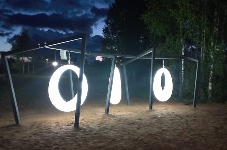 В Андреаполе установили светящиеся качели