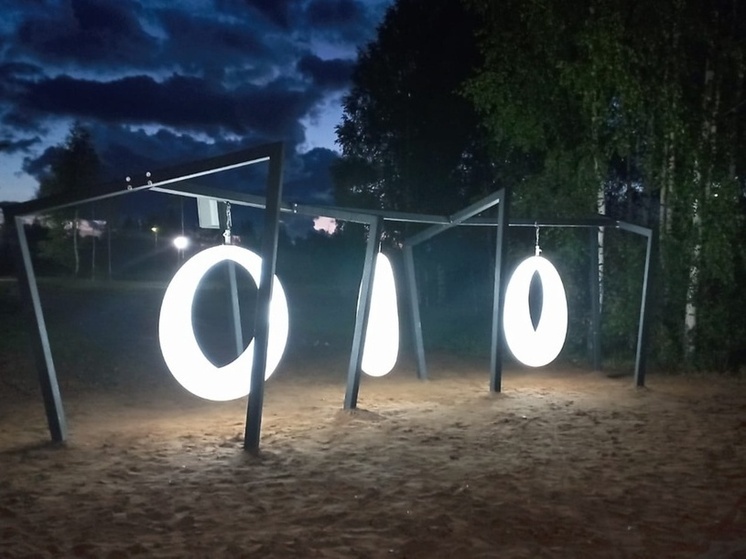 В Андреаполе установили светящиеся качели