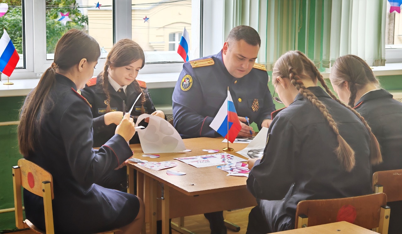 Следователи и кадеты присоединились к акции «Окна России»