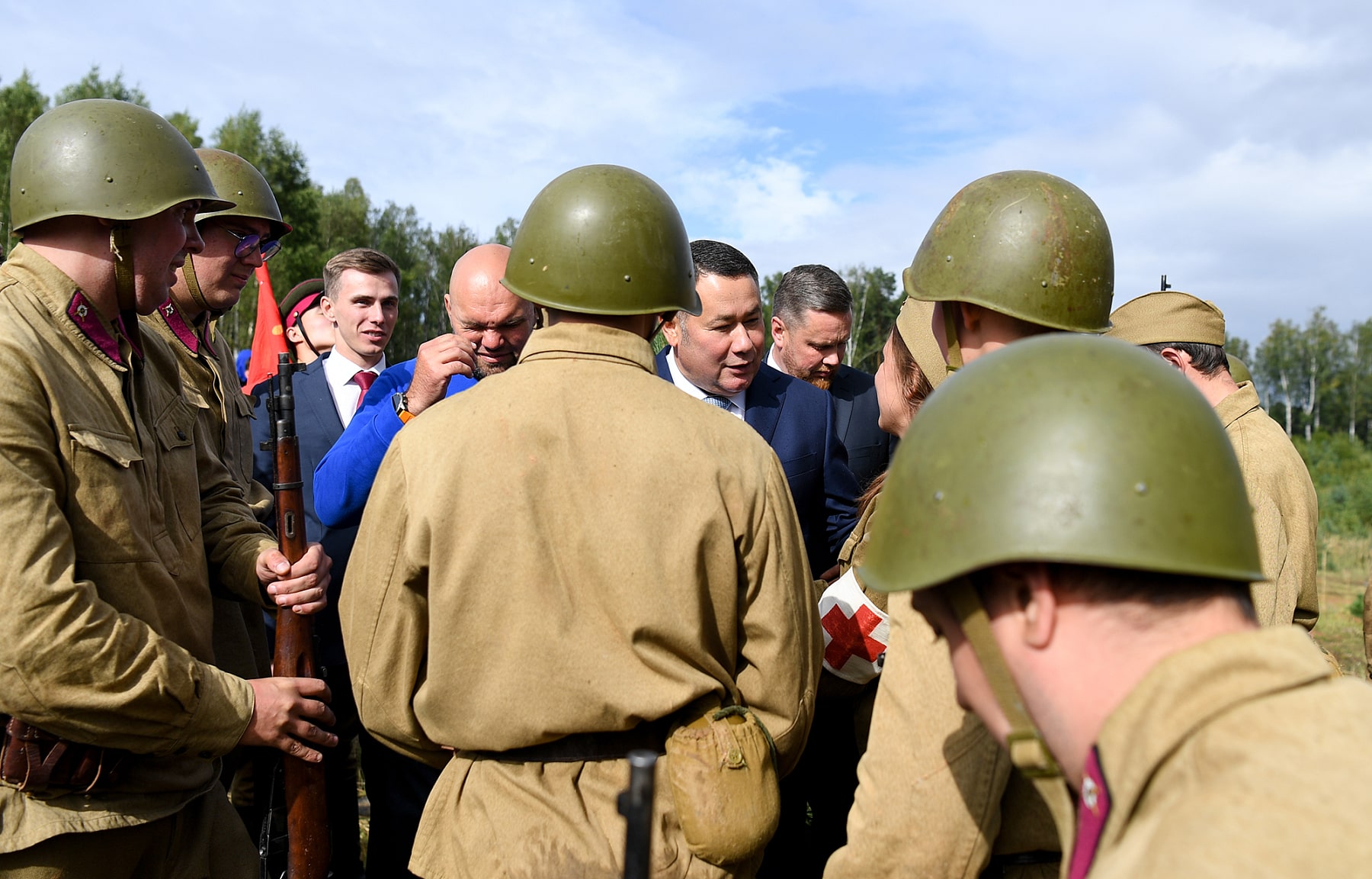 Игорь Руденя посетил площадку военно-патриотического лагеря в Ржевском округе
