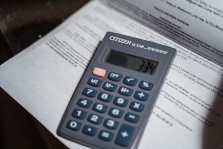 В России предложили разрешить коллекторам выбивать долги за ЖКУ долги
