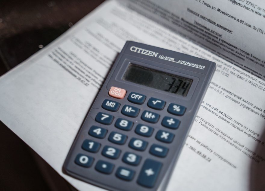 В России предложили разрешить коллекторам выбивать долги за ЖКУ долги