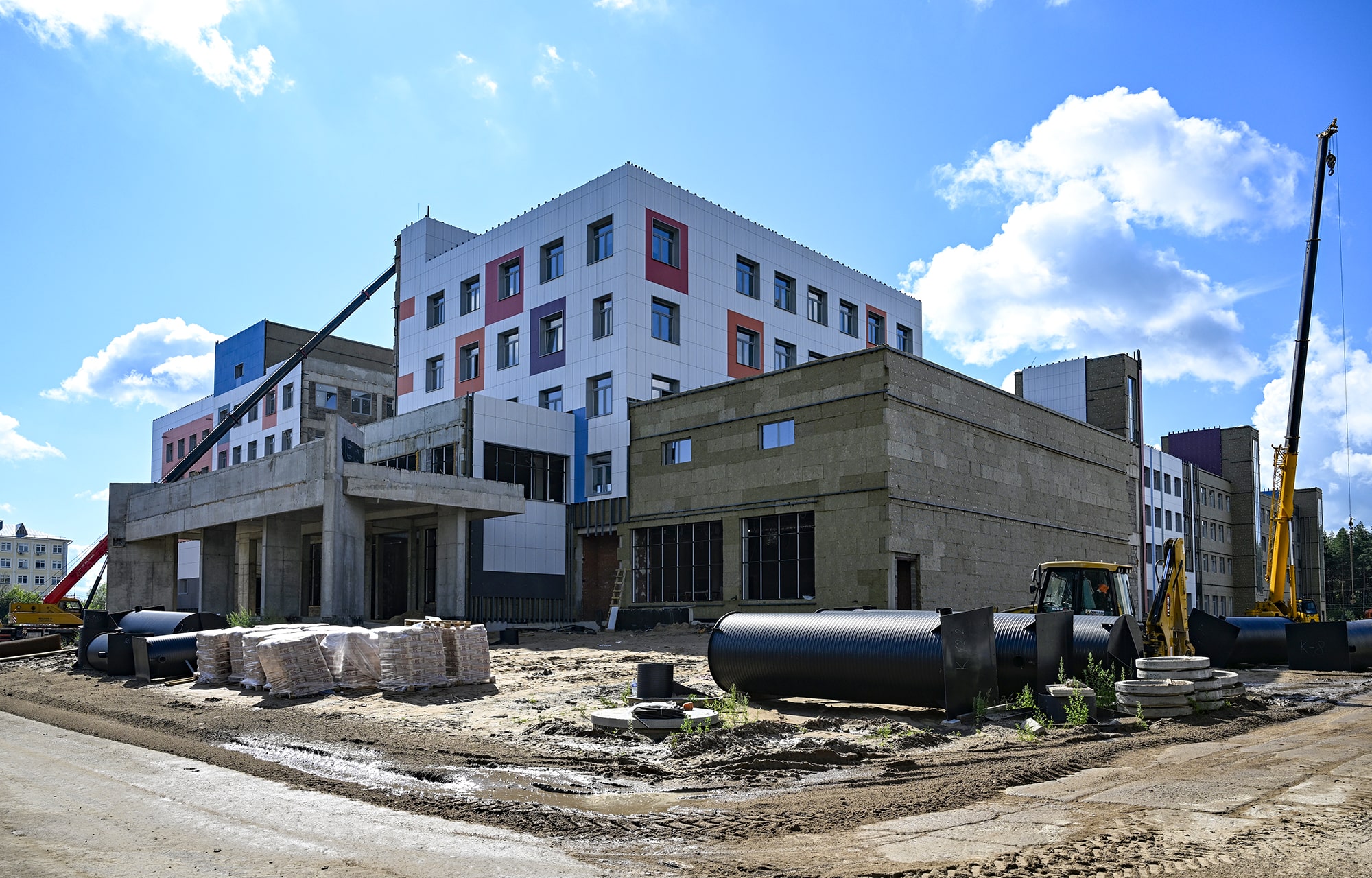 Игорь Руденя ознакомился с ходом работ на площадке строительства ДОКБ