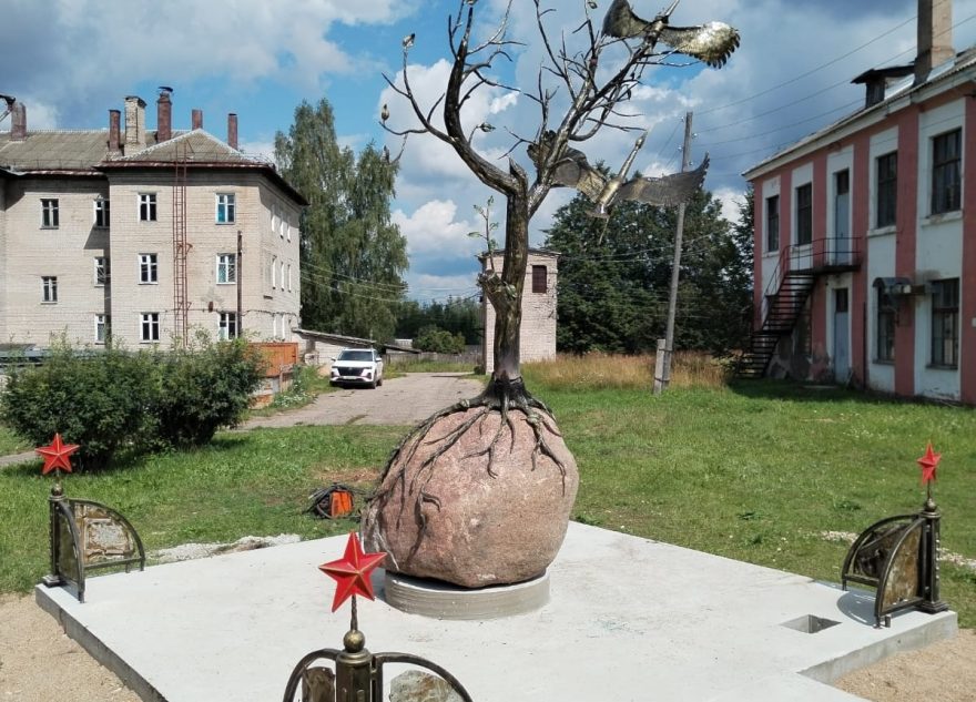 В Тверской области установили мемориал неизвестному летчику