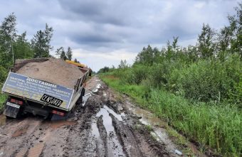 На дорогах в Тверской области машины тонут в грязи