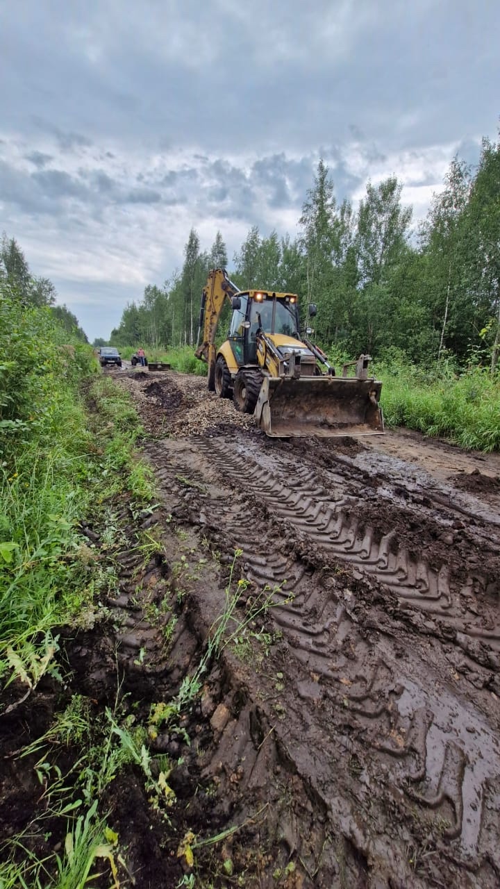 На дорогах в Тверской области машины тонут в грязи