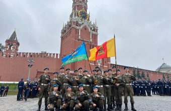 Юные десантники пронесли флаг Тверской области по брусчатке Красной площади