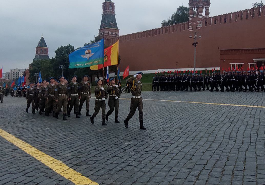 Юные десантники пронесли флаг Тверской области по брусчатке Красной площади