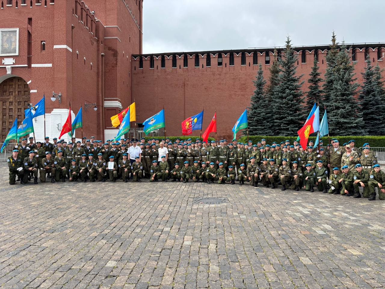 Юные десантники пронесли флаг Тверской области по брусчатке Красной площади