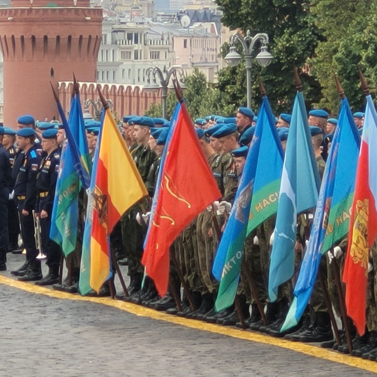 Юные десантники пронесли флаг Тверской области по брусчатке Красной площади